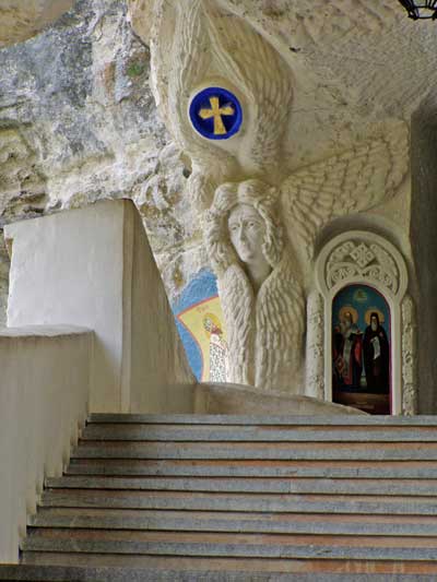 Свято Успенский монастырь. При входе в храм.